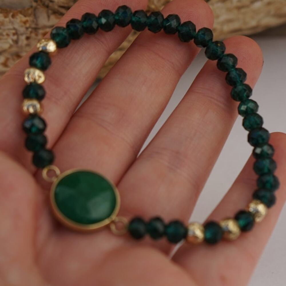 Vintage green bead bracelet stretch gold tone bezel cabochon 2000s glam